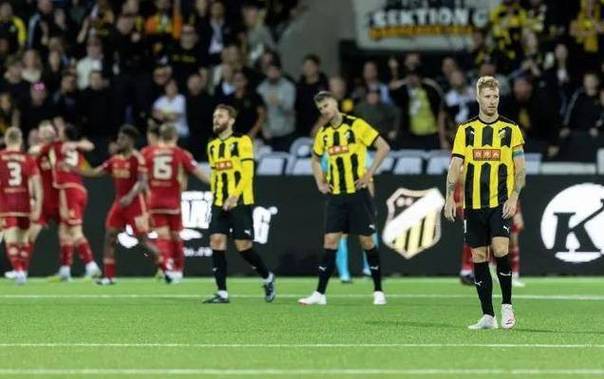 中欧体育登录入口赛后费耶诺德调整名单以备亚冠瓦伦西亚临场应变备战NBA常规赛，今夜社区盾焦点战看傻球迷的简单介绍